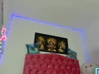 Discover our girls online shows and discover the company of countless livestreamers, with stunning shapes, sex toys and more.