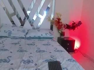 Discover our girls online shows and discover the company of countless livestreamers, with stunning shapes, sex toys and more.