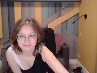 Discover our girls online shows and discover the company of countless livestreamers, with stunning shapes, sex toys and more.