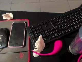 Discover our girls online shows and discover the company of countless livestreamers, with stunning shapes, sex toys and more.