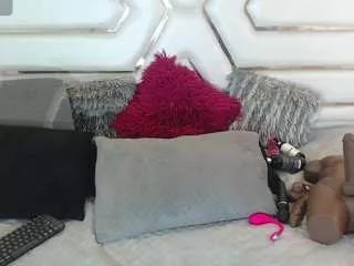 Discover our girls online shows and discover the company of countless livestreamers, with stunning shapes, sex toys and more.