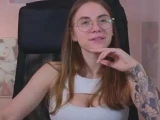 Discover our girls online shows and discover the company of countless livestreamers, with stunning shapes, sex toys and more.