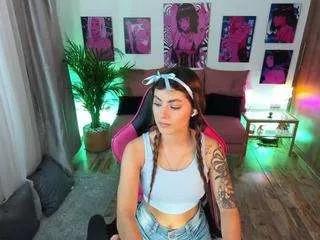 Discover our girls online shows and discover the company of countless livestreamers, with stunning shapes, sex toys and more.