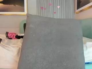 Discover our girls online shows and discover the company of countless livestreamers, with stunning shapes, sex toys and more.