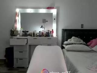 Discover our girls online shows and discover the company of countless livestreamers, with stunning shapes, sex toys and more.