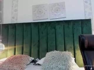 Discover our girls online shows and discover the company of countless livestreamers, with stunning shapes, sex toys and more.