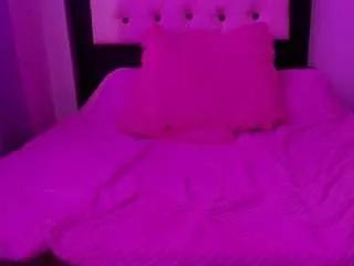 Discover our girls online shows and discover the company of countless livestreamers, with stunning shapes, sex toys and more.