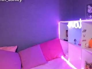 Discover our girls online shows and discover the company of countless livestreamers, with stunning shapes, sex toys and more.