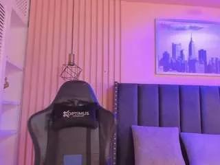 Discover our girls online shows and discover the company of countless livestreamers, with stunning shapes, sex toys and more.