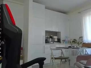 Discover our girls online shows and discover the company of countless livestreamers, with stunning shapes, sex toys and more.