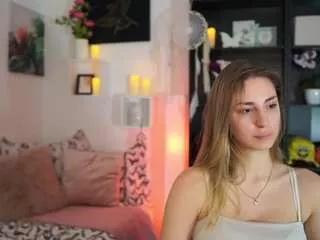 Discover our girls online shows and discover the company of countless livestreamers, with stunning shapes, sex toys and more.