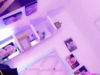 Discover our girls online shows and discover the company of countless livestreamers, with stunning shapes, sex toys and more.