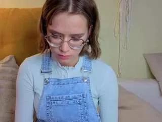 Discover our girls online shows and discover the company of countless livestreamers, with stunning shapes, sex toys and more.