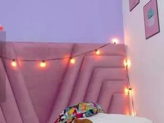 Discover our girls online shows and discover the company of countless livestreamers, with stunning shapes, sex toys and more.