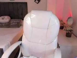 Discover our girls online shows and discover the company of countless livestreamers, with stunning shapes, sex toys and more.