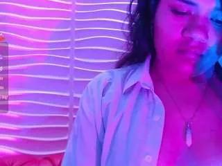 Discover our girls online shows and discover the company of countless livestreamers, with stunning shapes, sex toys and more.