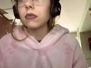 Discover our girls online shows and discover the company of countless livestreamers, with stunning shapes, sex toys and more.