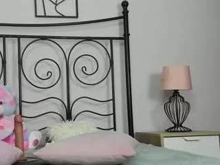 Discover our girls online shows and discover the company of countless livestreamers, with stunning shapes, sex toys and more.
