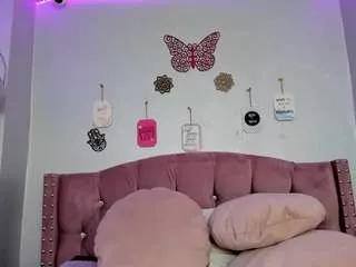 Discover our girls online shows and discover the company of countless livestreamers, with stunning shapes, sex toys and more.