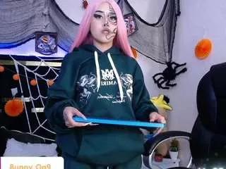 Discover our girls online shows and discover the company of countless livestreamers, with stunning shapes, sex toys and more.