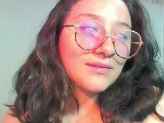 Discover our girls online shows and discover the company of countless livestreamers, with stunning shapes, sex toys and more.