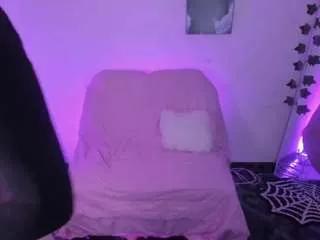 Discover our girls online shows and discover the company of countless livestreamers, with stunning shapes, sex toys and more.