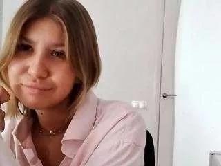 Discover our girls online shows and discover the company of countless livestreamers, with stunning shapes, sex toys and more.