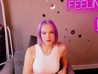 Discover our girls online shows and discover the company of countless livestreamers, with stunning shapes, sex toys and more.