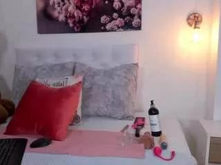 Discover our girls online shows and discover the company of countless livestreamers, with stunning shapes, sex toys and more.