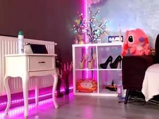 Discover our girls online shows and discover the company of countless livestreamers, with stunning shapes, sex toys and more.