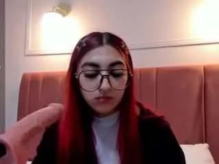 Discover our girls online shows and discover the company of countless livestreamers, with stunning shapes, sex toys and more.