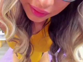 Discover our girls online shows and discover the company of countless livestreamers, with stunning shapes, sex toys and more.