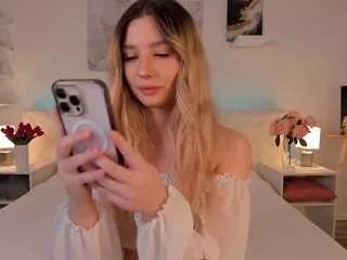 Discover our girls online shows and discover the company of countless livestreamers, with stunning shapes, sex toys and more.