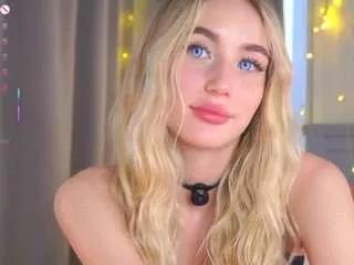 Discover our girls online shows and discover the company of countless livestreamers, with stunning shapes, sex toys and more.