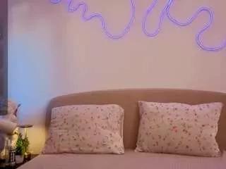 Discover our girls online shows and discover the company of countless livestreamers, with stunning shapes, sex toys and more.