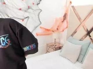 Discover our girls online shows and discover the company of countless livestreamers, with stunning shapes, sex toys and more.