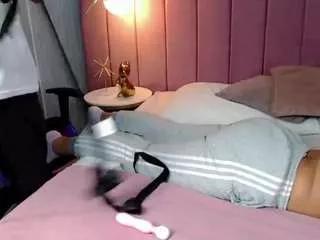 Discover our girls online shows and discover the company of countless livestreamers, with stunning shapes, sex toys and more.