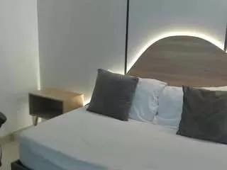 Discover our girls online shows and discover the company of countless livestreamers, with stunning shapes, sex toys and more.