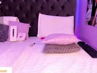 Discover our girls online shows and discover the company of countless livestreamers, with stunning shapes, sex toys and more.