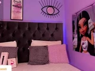 Discover our girls online shows and discover the company of countless livestreamers, with stunning shapes, sex toys and more.