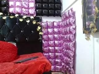 Discover our girls online shows and discover the company of countless livestreamers, with stunning shapes, sex toys and more.