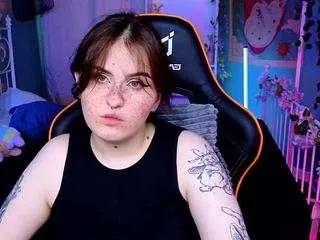 Discover our girls online shows and discover the company of countless livestreamers, with stunning shapes, sex toys and more.