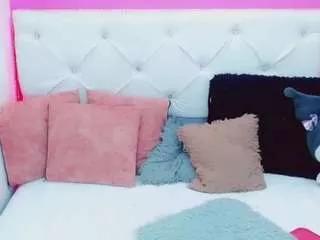 Discover our girls online shows and discover the company of countless livestreamers, with stunning shapes, sex toys and more.