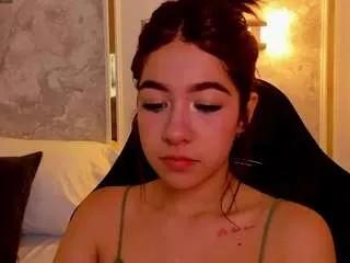 Discover our girls online shows and discover the company of countless livestreamers, with stunning shapes, sex toys and more.