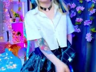 Discover our girls online shows and discover the company of countless livestreamers, with stunning shapes, sex toys and more.
