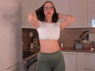 Discover our girls online shows and discover the company of countless livestreamers, with stunning shapes, sex toys and more.
