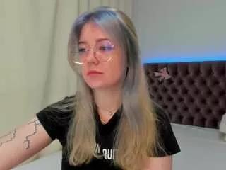 Discover our girls online shows and discover the company of countless livestreamers, with stunning shapes, sex toys and more.