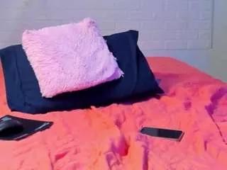 Discover our girls online shows and discover the company of countless livestreamers, with stunning shapes, sex toys and more.