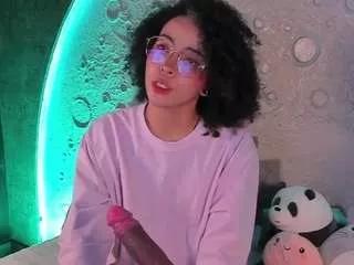 Discover our girls online shows and discover the company of countless livestreamers, with stunning shapes, sex toys and more.