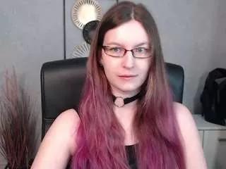 Discover our girls online shows and discover the company of countless livestreamers, with stunning shapes, sex toys and more.